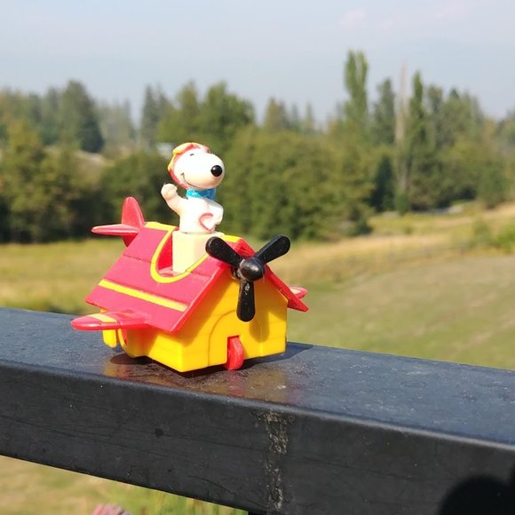 Vintage Peanuts Snoopy Doghouse Pilot Toy - Picture 1 of 5